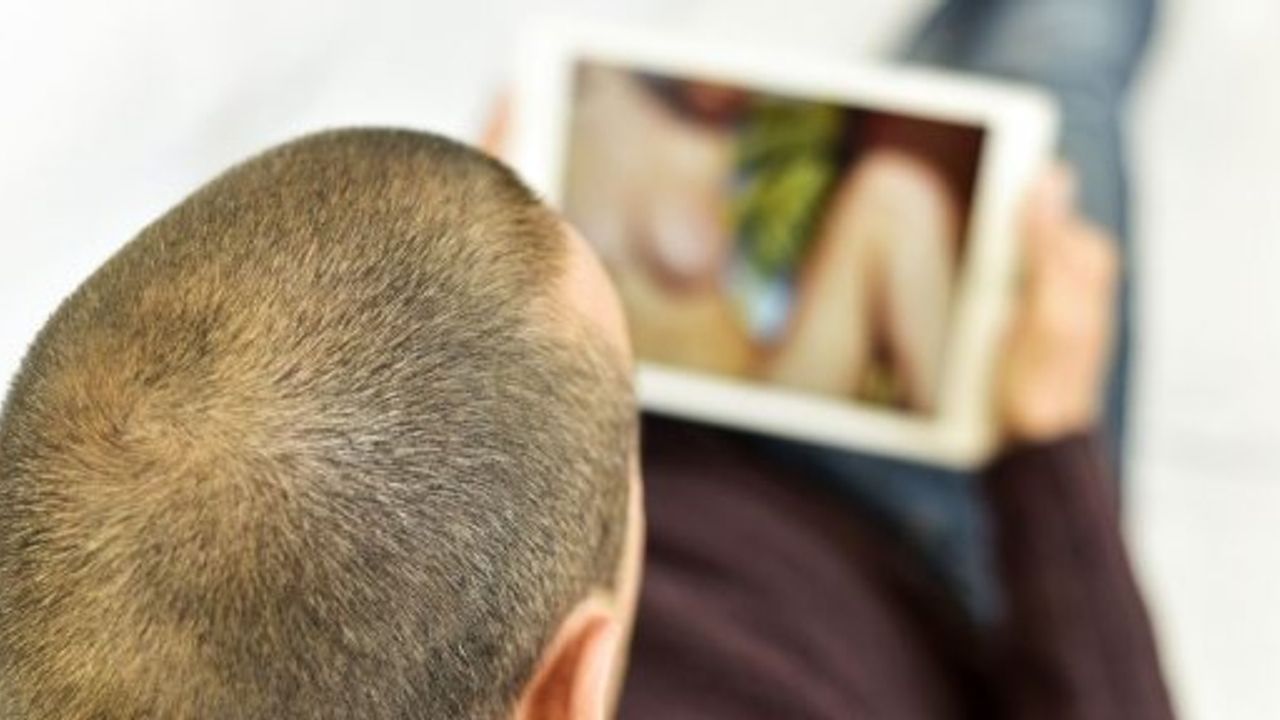 Sınıfta Öğrencilerine Yanlışlıkla Porno İzleten Öğretmen..