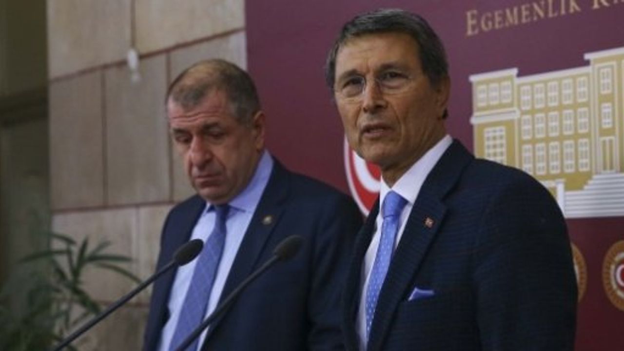 Bir Grup MHP'li, Ümit Özdağ ve MHP'li Halaçoğlu'nun Bulunduğu Salonu Bastı