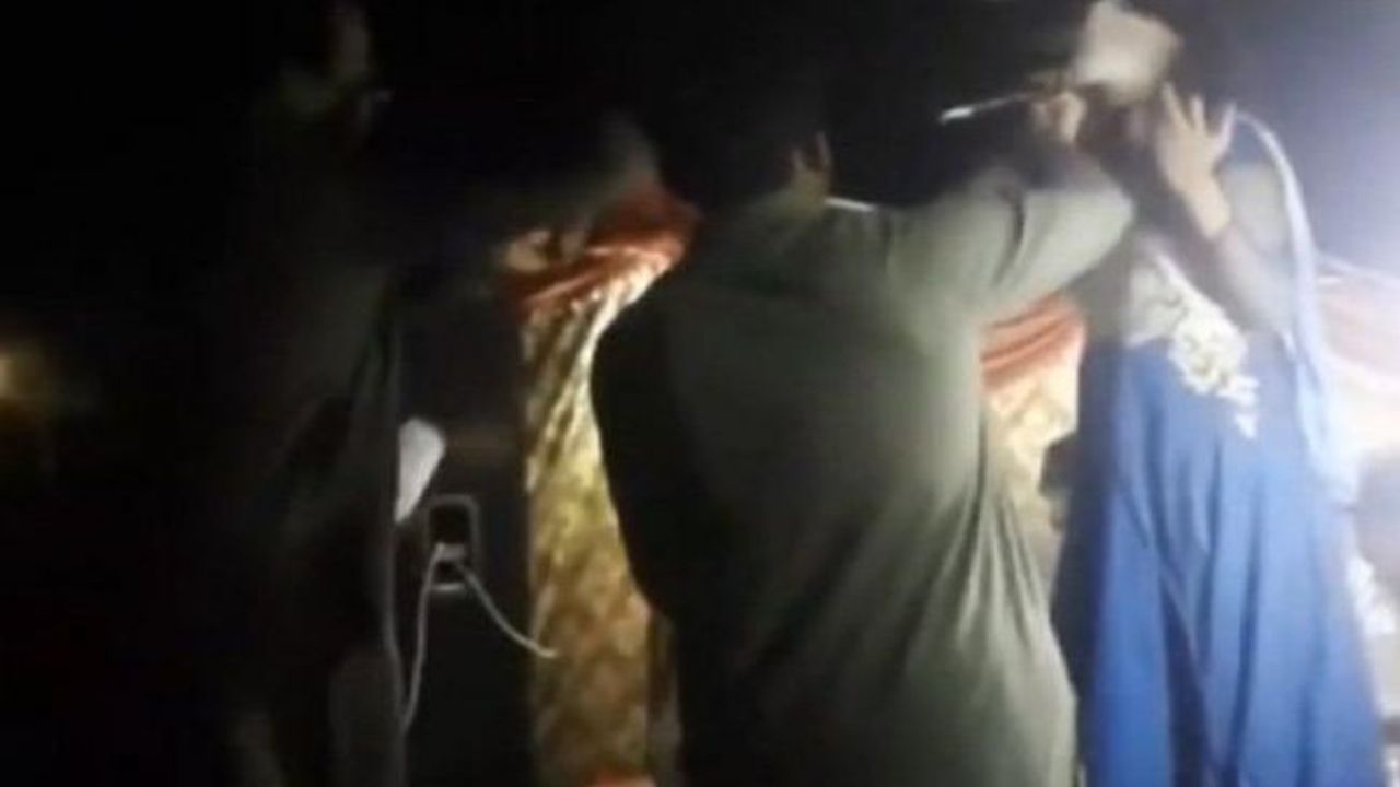 Hamile şarkıcıyı, şarkı söylerken başından vurdular