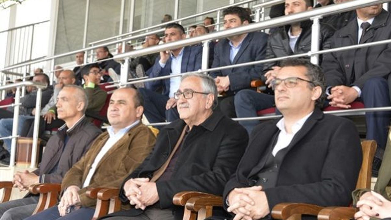 Cumhurbaşkanı Mustafa Akıncı ve Başbakan Tufan Erhürman, Yenicami-MTG maçını izledi