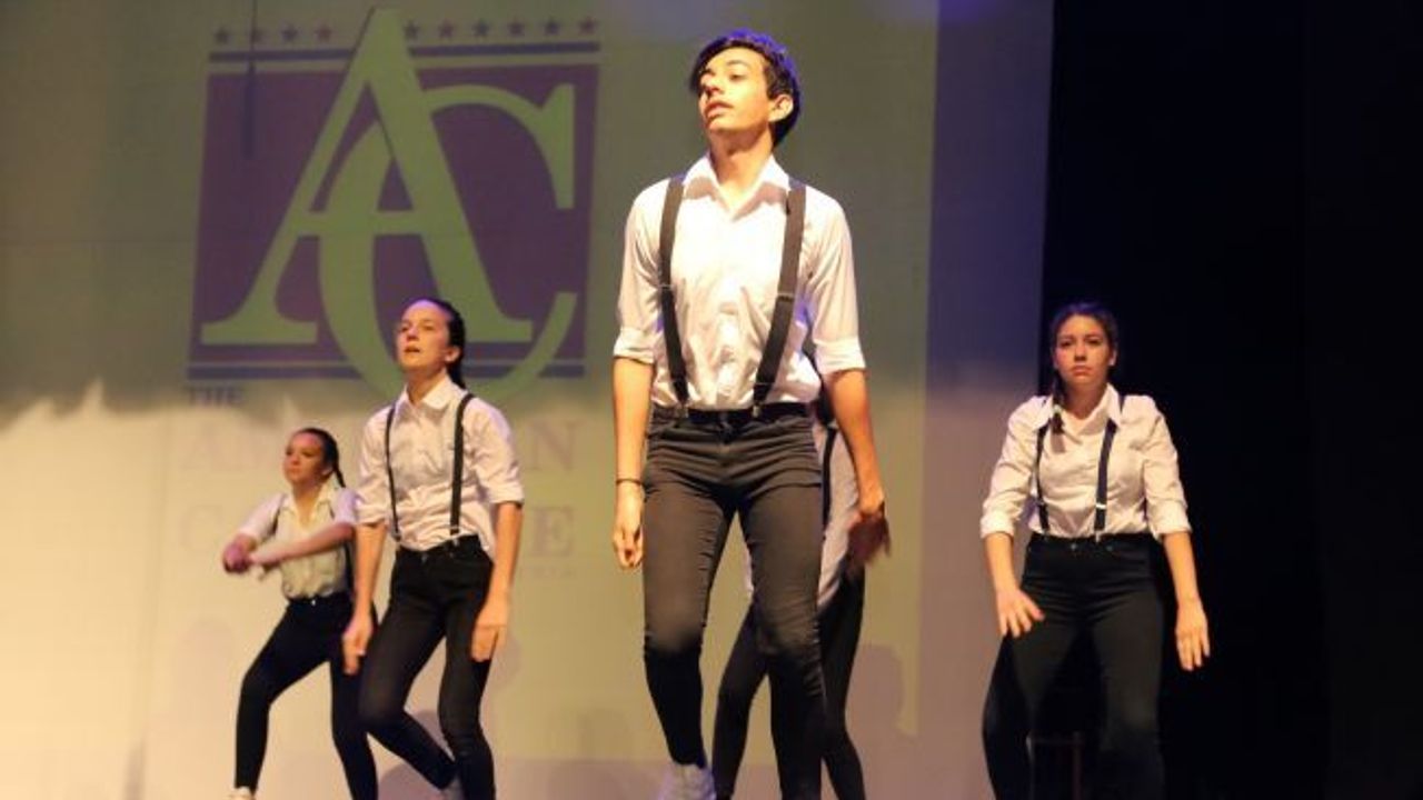 Amerikan Koleji öğrencileri, iki tiyatro oyunu sergiledi