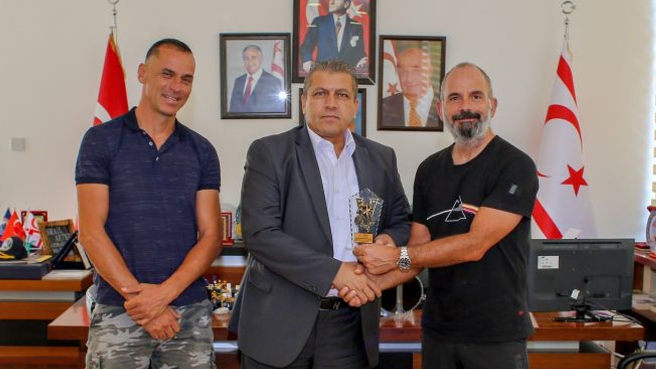 Kıbrıs Türk Bisiklet Federasyonu Gazimağusa Belediye Başkanı İsmail Arter’i ziyaret etti