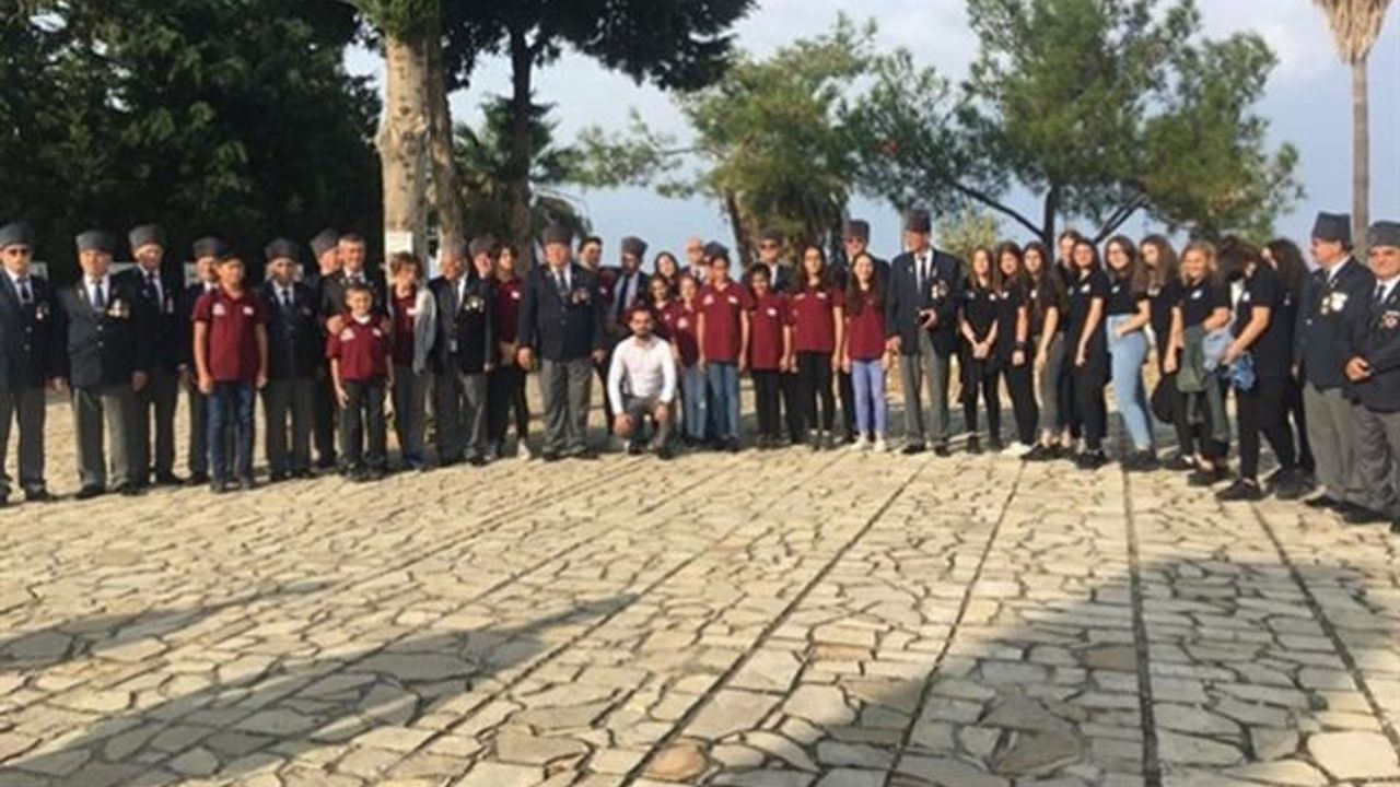 Karadeniz Kültür Derneği, Yavuz Çıkarma Plajı Karaoğlanoğlu Şehitliğini ziyaret ederek karanfil bıraktı