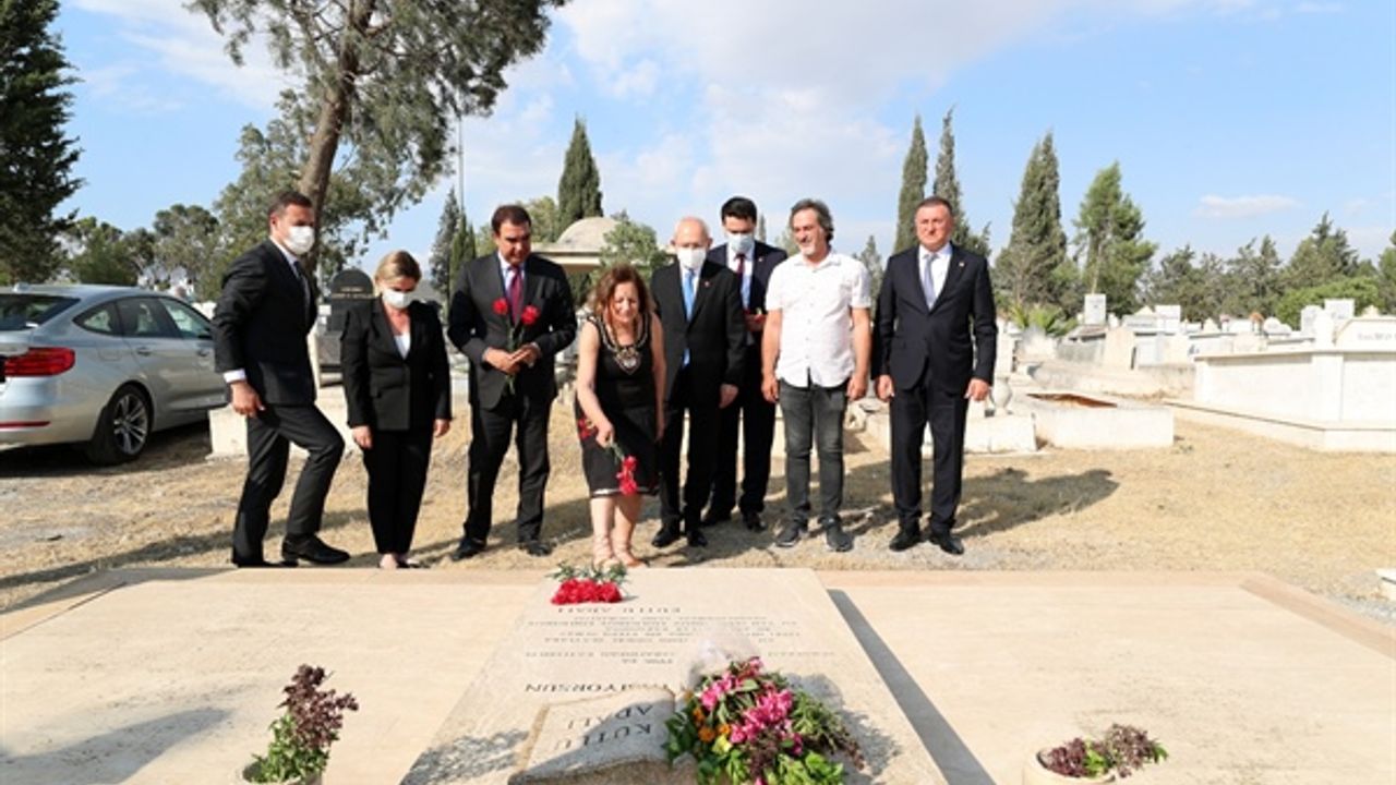CHP Genel Başkanı Kılıçdaroğlu, Kutlu Adalı'nın kabrini ziyaret etti