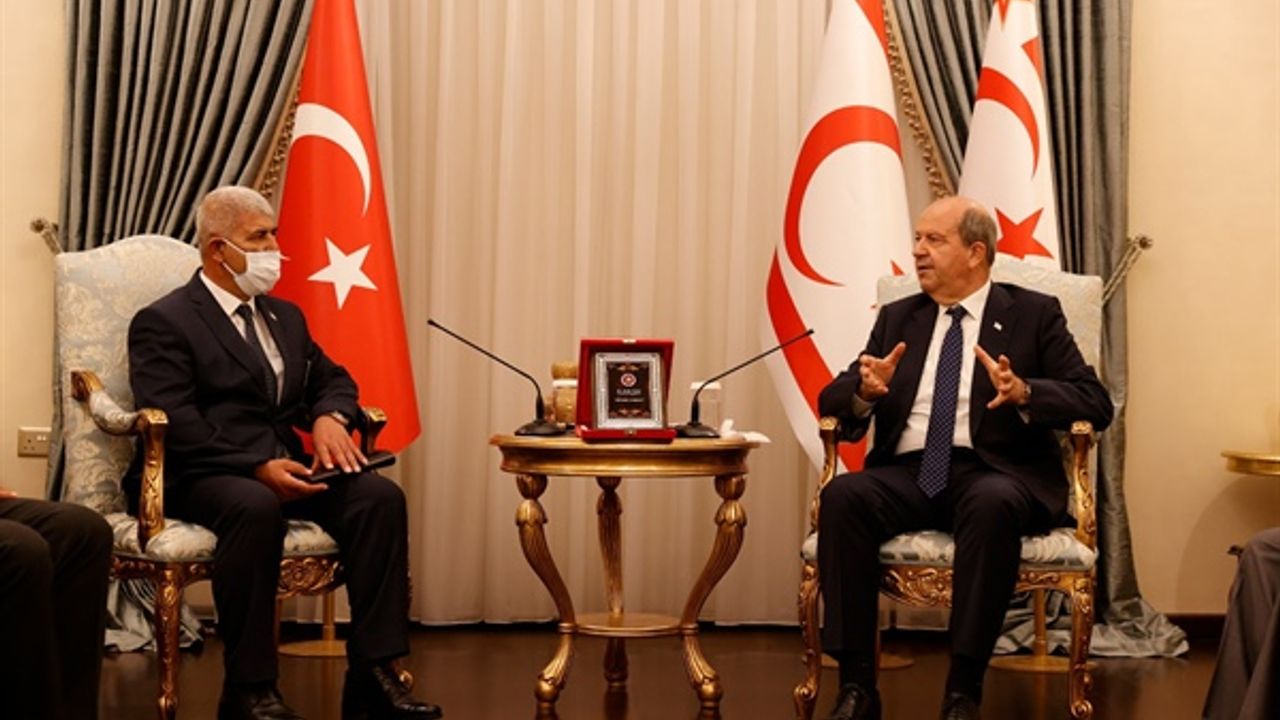 Cumhurbaşkanı Tatar Çukurova Derneği başkan ve yetkililerini kabul etti