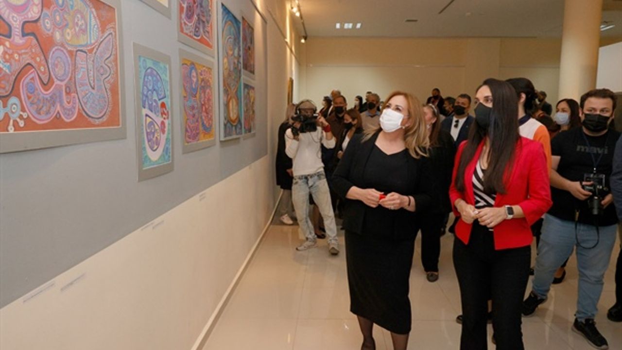 Sibel Tatar, Ressam Ayhan Menteş anısına düzenlenen “Anlamlı Tesadüfler” sergisinin açılışını yaptı