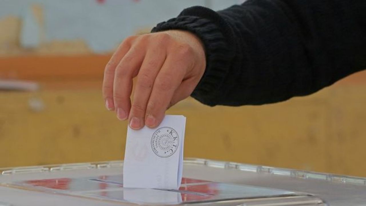 Devlet, hükümet ve Meclis’te temsil edilen siyasi parti yetkililerinin nerede ve saat kaçta oy kullanacağı belli oldu