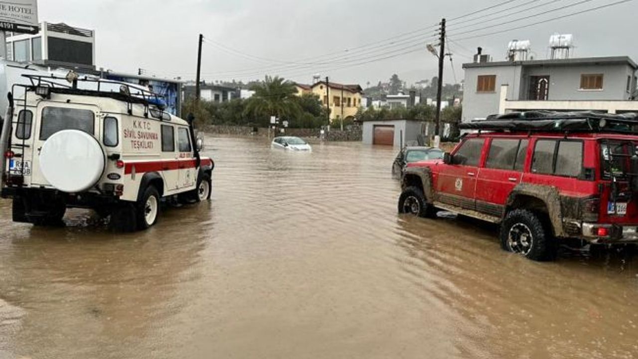 Sivil Savunma ekipleri, sağanak yağış nedeniyle Girne ve Gazimağusa’da meydana gelen su taşkınlarına müdahalede bulundu