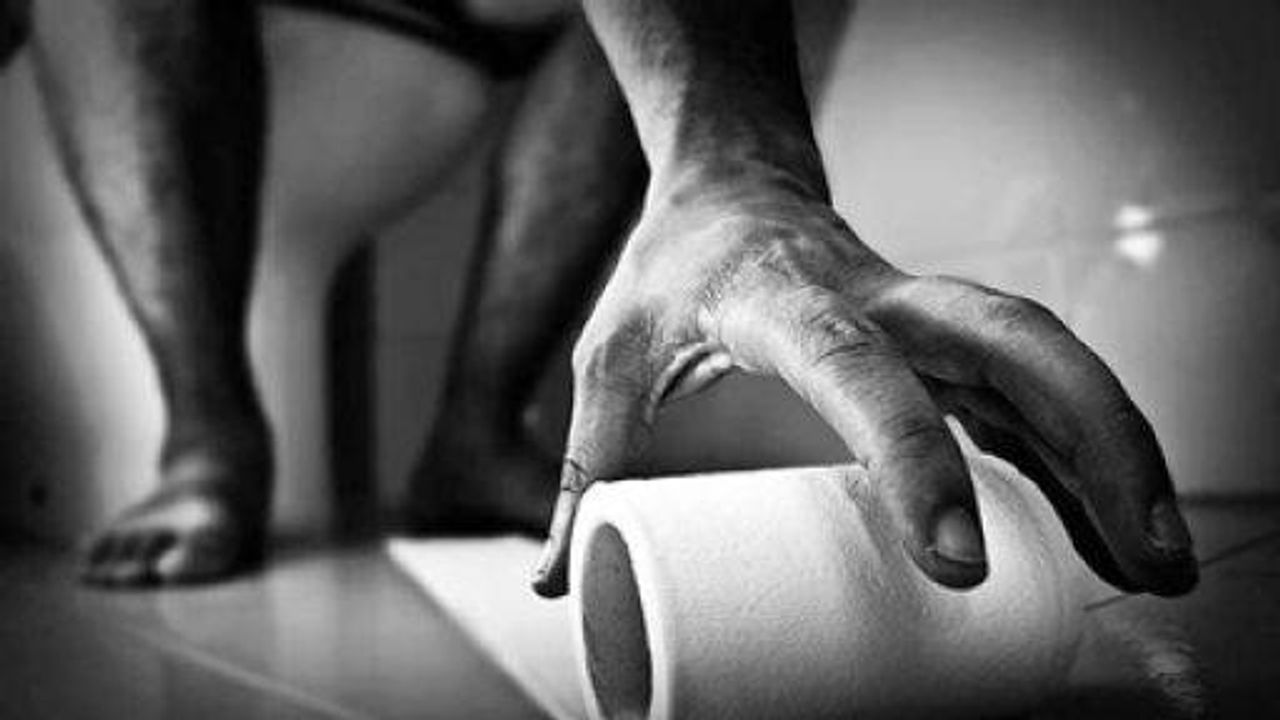 Человек с рулонами туалетной бумаги. Человек сидит на куче туалетной бумаги. Туалетная бумага. Склад туалетной бумаги. Мужчина с бумагами.