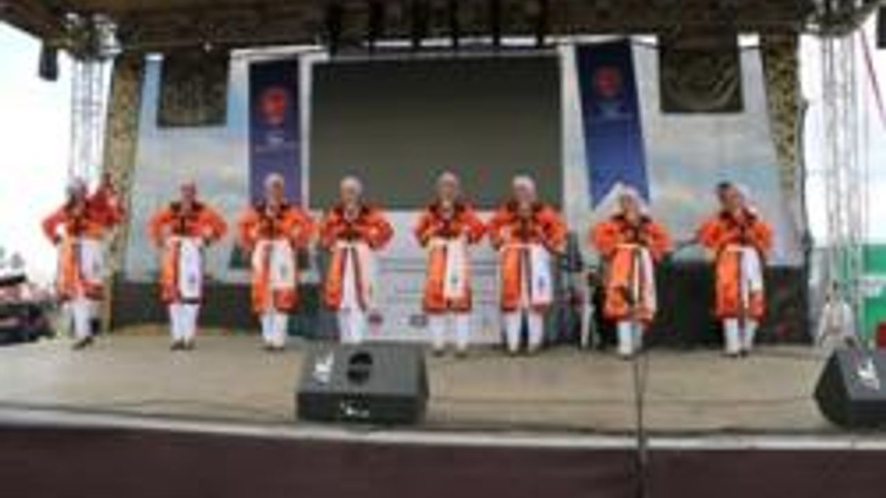 Kktc Akdeniz stratejik araştırmalar merkezi folklor ekibi Macaristan’da sahne aldı