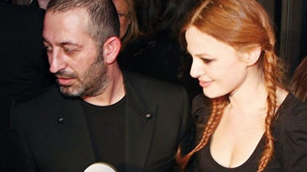Naz Elmas, Cem Yılmaz ile Aşk mı Yaşıyor?