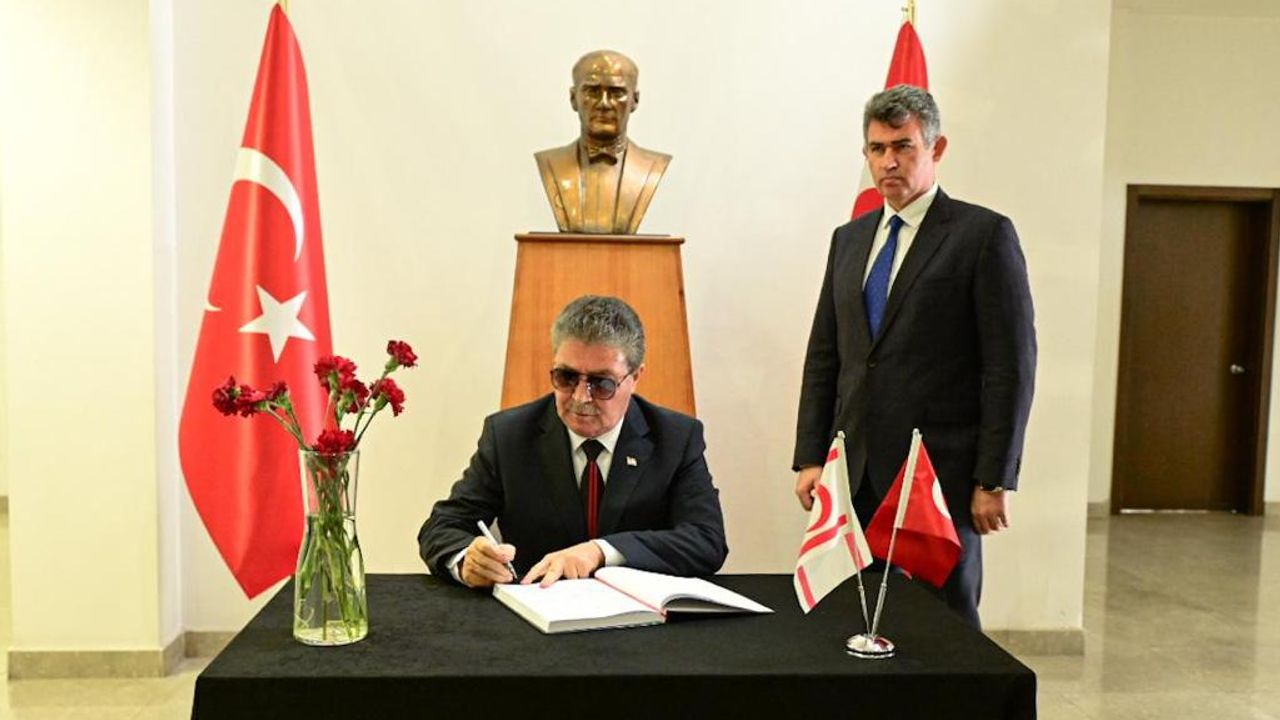 Başbakan Üstel, Türkiye’nin Lefkoşa Büyükelçiliği’nde açılan taziye defterini imzaladı