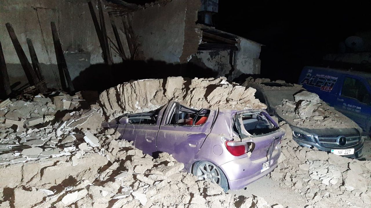 Minareliköy’de kerpiç bina yıkıldı, iki araç hasar gördü