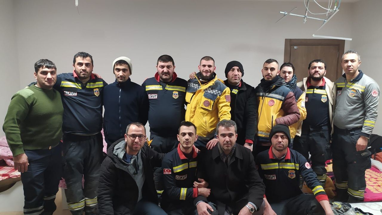Türkiye’de deprem bölgesinde gönüllü olarak görev alan GAÜ SMYO Paramedik öğrencileri adaya döndü