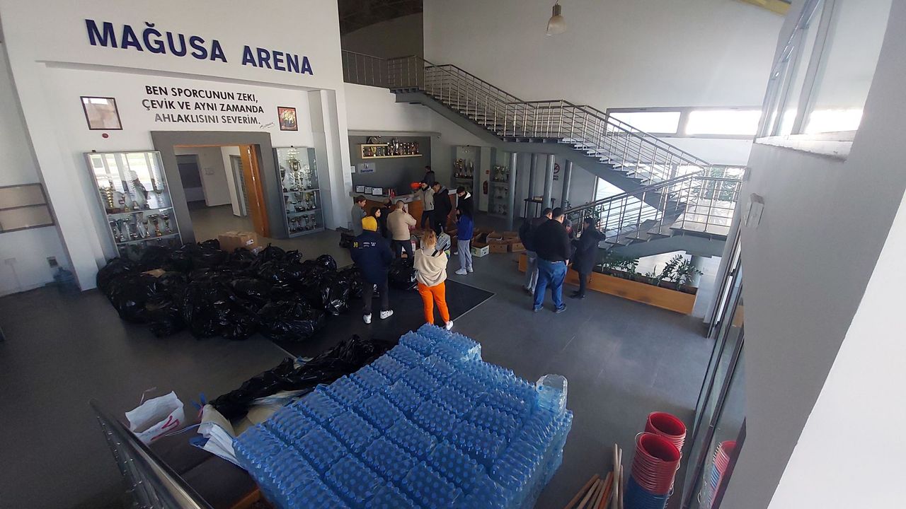 Gazimağusa Belediyesi, Mağusa Arena'da afetzedeler için yardım malzemesi topluyor