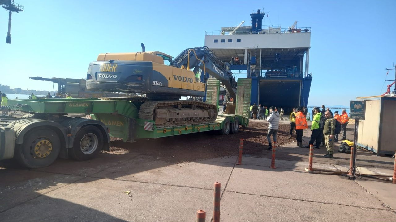 KKTC’den gönderilen iş araçlarını taşıyan gemi İskenderun Limanı’nda