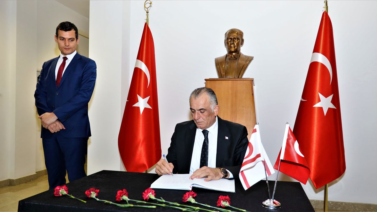 Çavuşoğlu, Türkiye Cumhuriyeti Lefkoşa Büyükelçiliği'nde açılan taziye defterini imzaladı