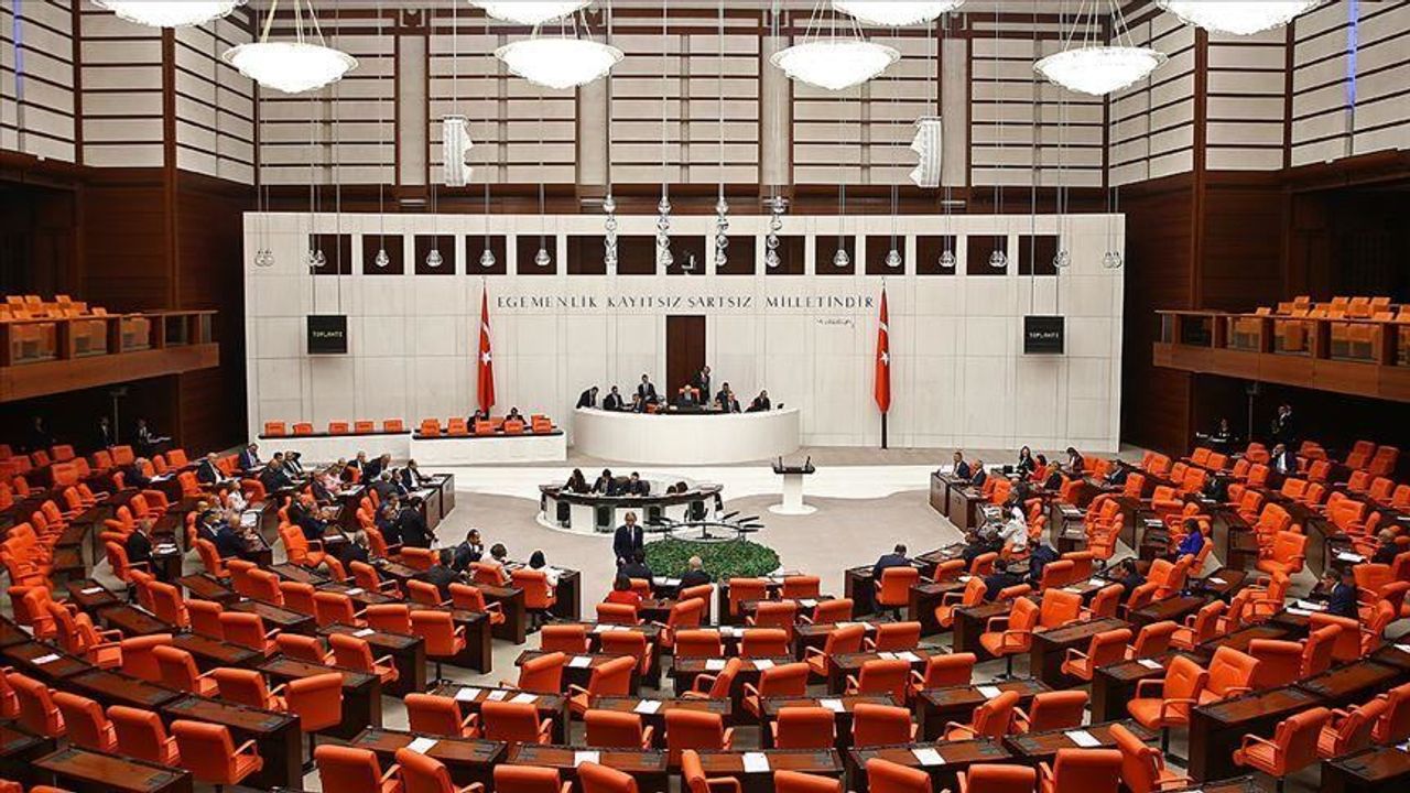 Türkiye'de milletvekilleri maaşlarını depremzedelere bağışlıyor