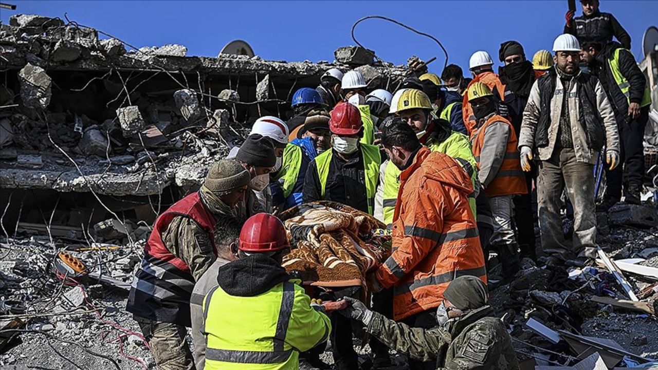 Hatay’da depremin 150. saatinde dört kişi enkaz altından kurtarıldı