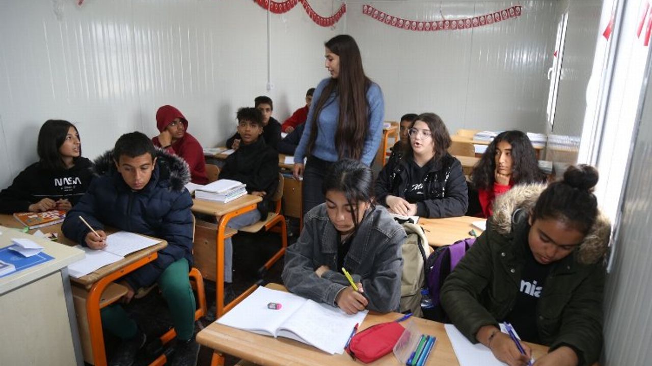 İlk ders gününde çanta ve kırtasiye desteği Gaziantep Büyükşehir'den