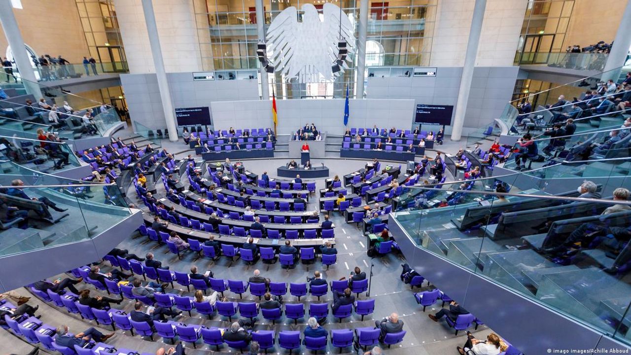 Almanya'da Milletvekili Sayısını Sınırlayan Yasa Değişikliği Kabul Edildi