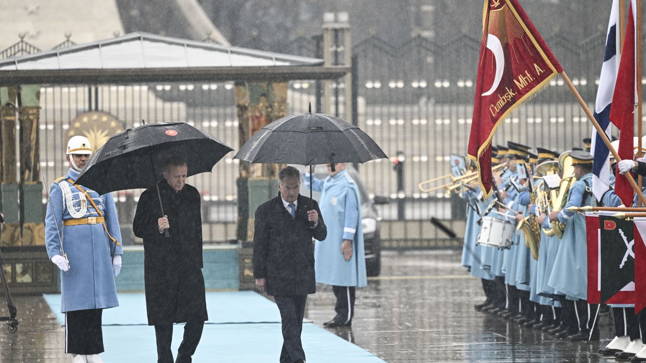 Erdoğan, Karşılama Töreninde Ayakkabısı Islanan Fin Gazeteciye Ayakkabı Hediye Etti