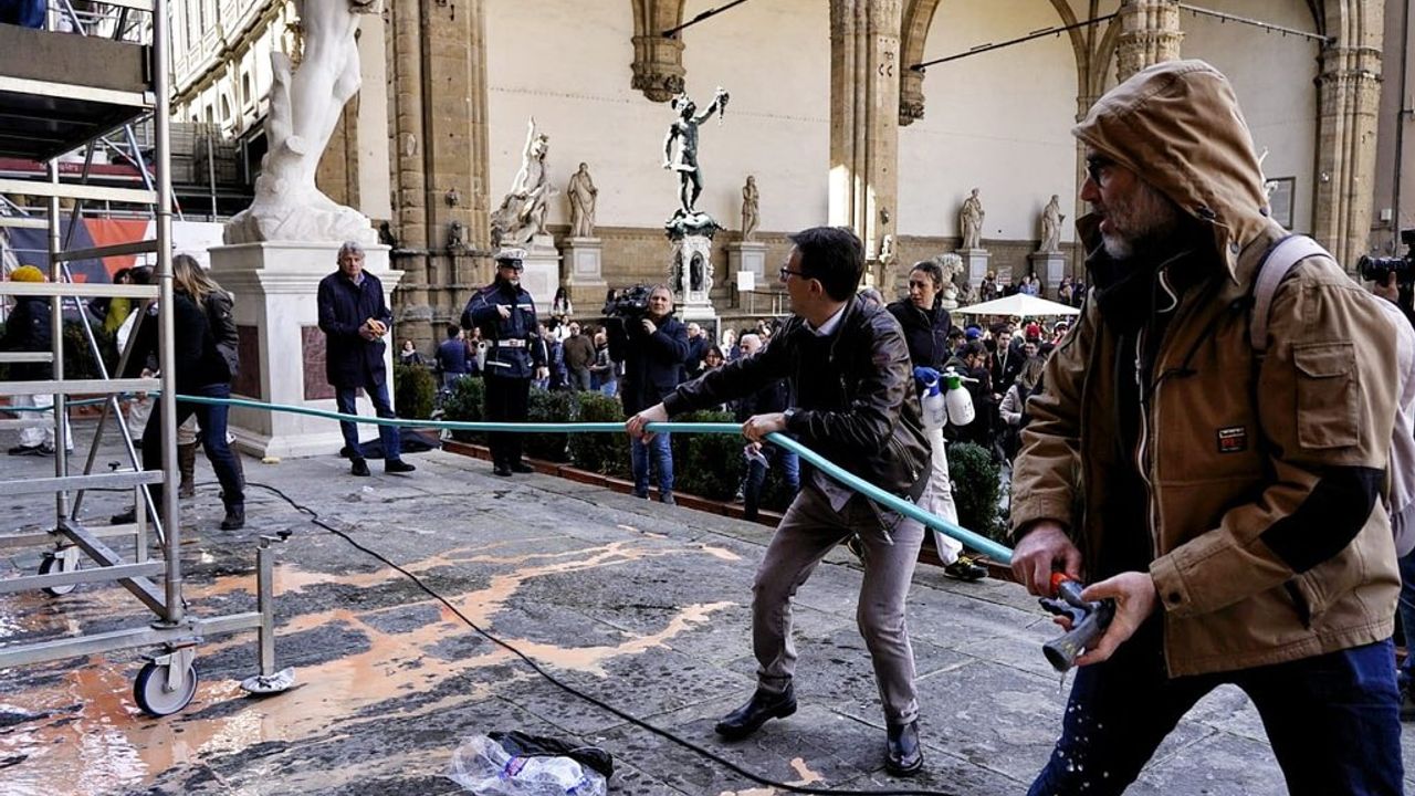Floransa'da Vecchio Sarayı'na İkilim Aktivistlerinin Boyalı Saldırısına Belediye Başkanı Müdahale Etti