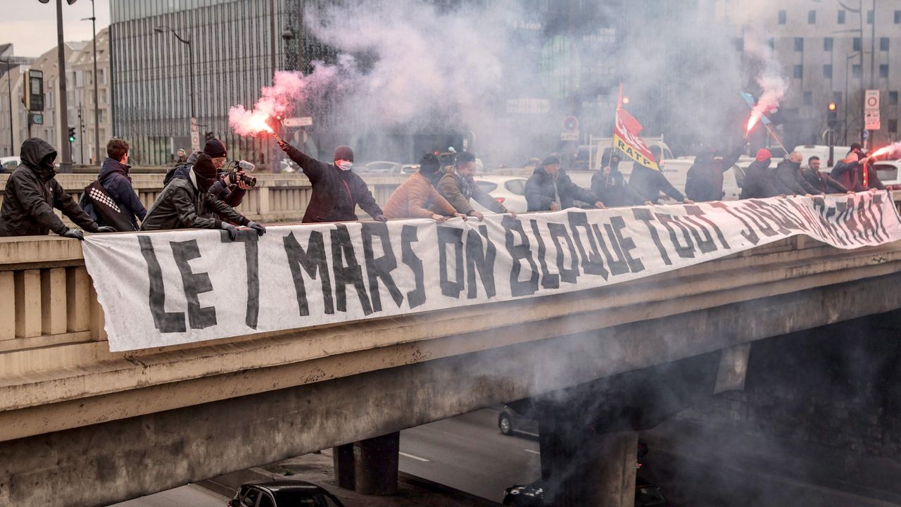 Fransa'da Hükümetin Emeklilik Reformunu Parlamentoda Oylanmadan Kabulüne Öfkelenen Halk Yolları Kapattı