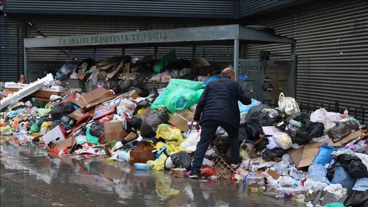 Kosova'da Temizlik İşçilerinin Grevi Nedeniyle Sokaklar Çöp Yığınlarıyla Doldu