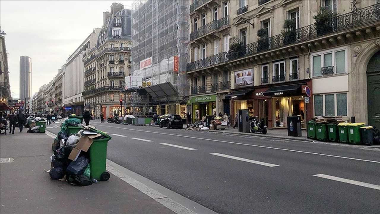 Paris Sokaklarında Çöp Yığınları Gündelik Hayatın Bir Parçası Haline Geldi