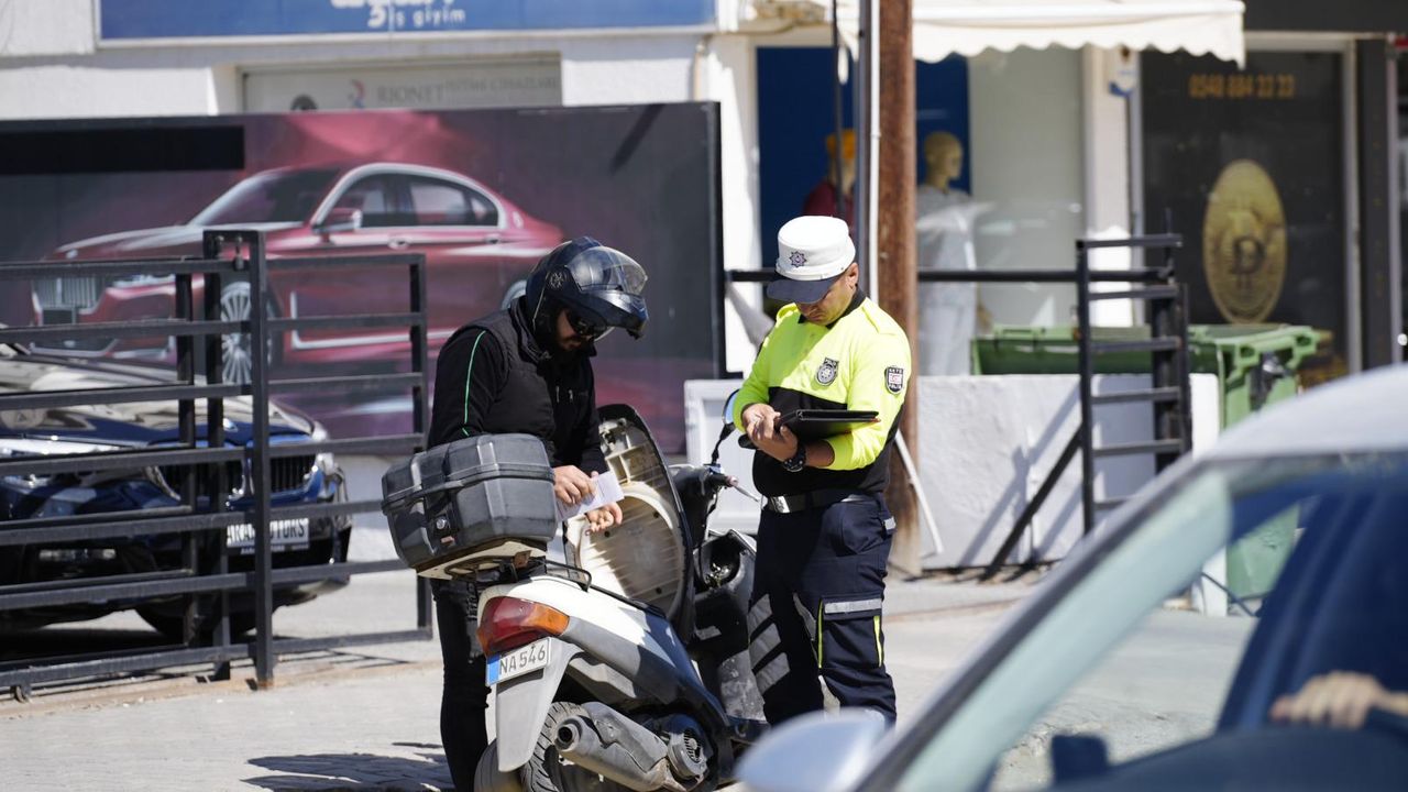 Lefkoşa’da polisin trafik denetimi.. 145 araç sürücüsü rapor edildi
