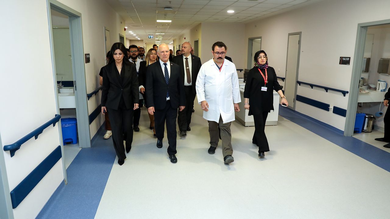 Meclis Başkanı Töre ve heyeti, Ankara’da tedavi gören depremzedeleri ziyaret etti