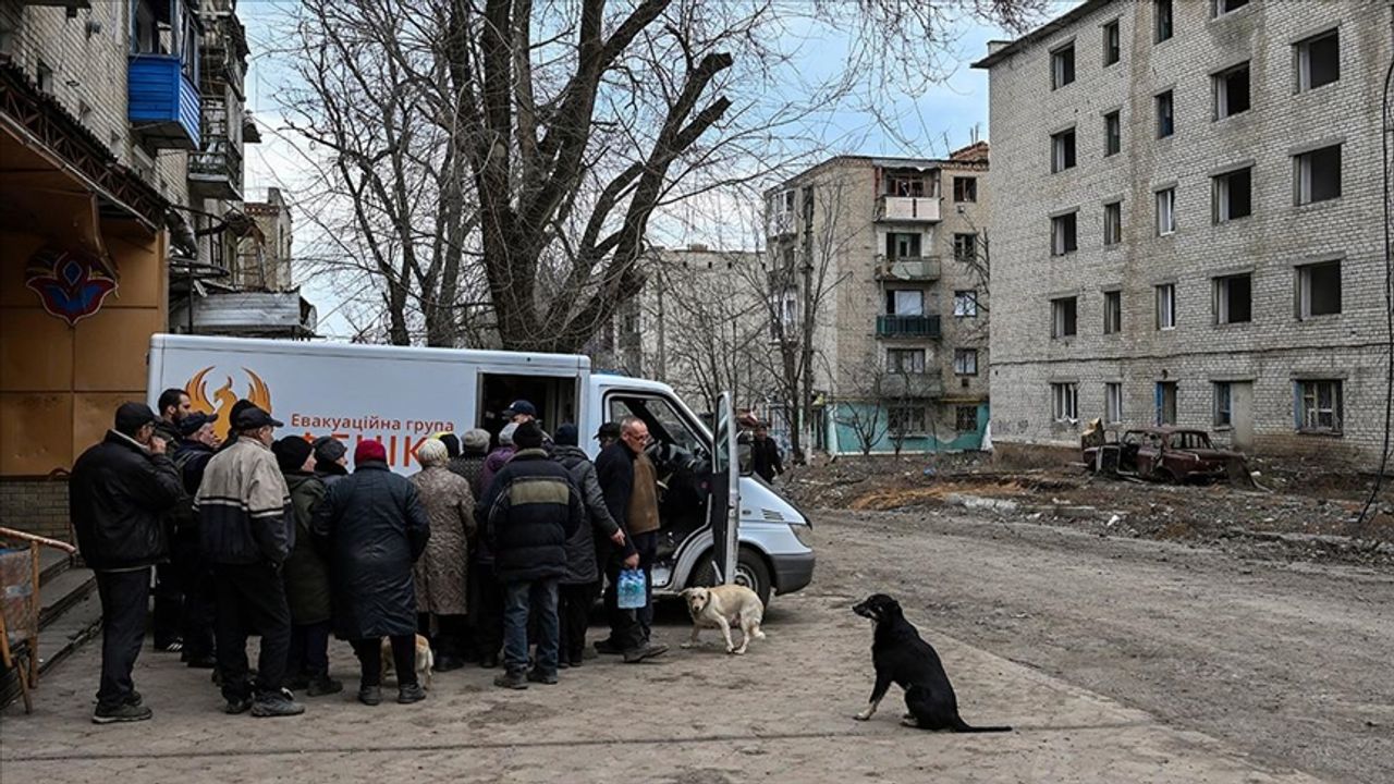 Ukrayna'da Çatışmaların Şiddetlendiği Donetsk Bölgesinde Sivillerin Tahliyesi Sürüyor