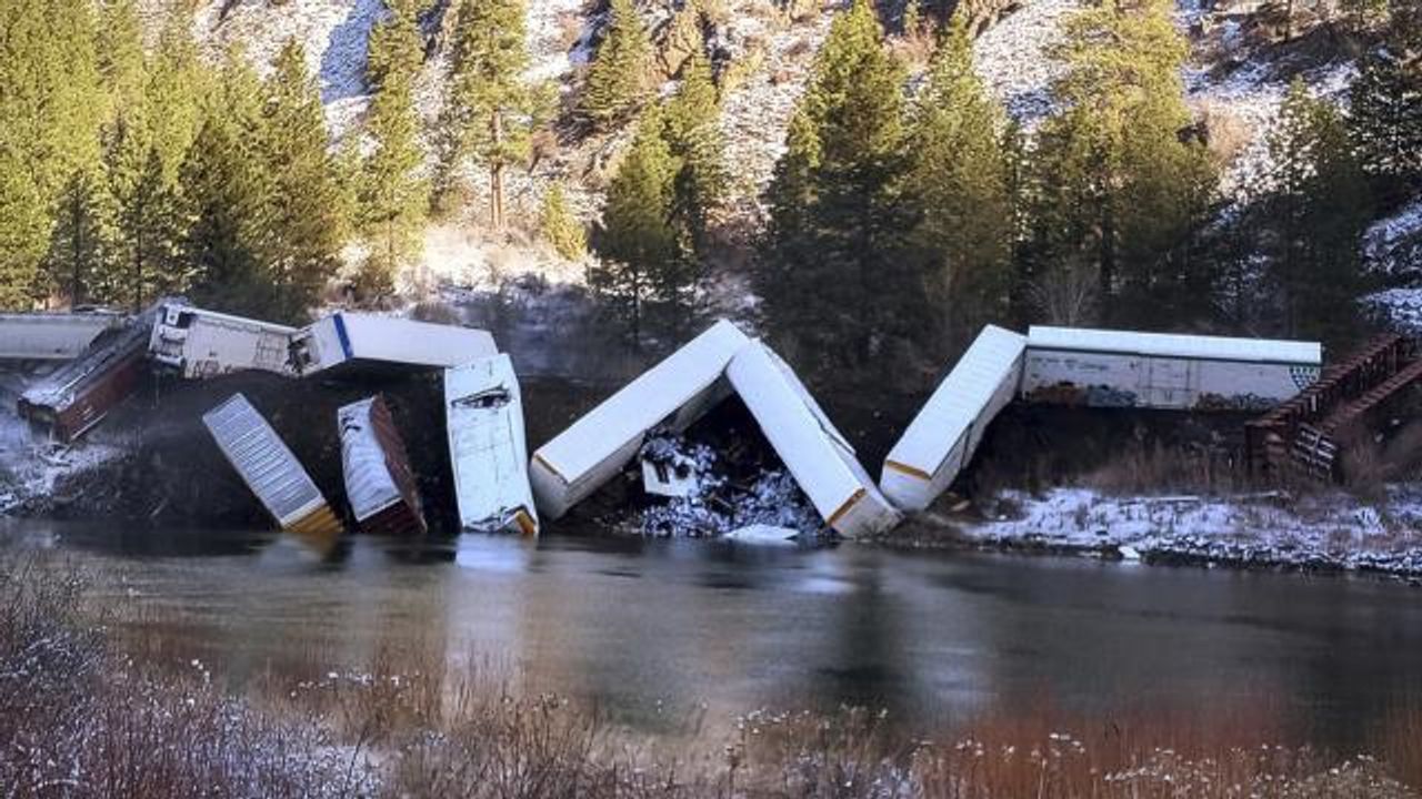 ABD'nin Montana Eyaletindeki Tren Kazasında 25 Vagon Raydan Çıktı