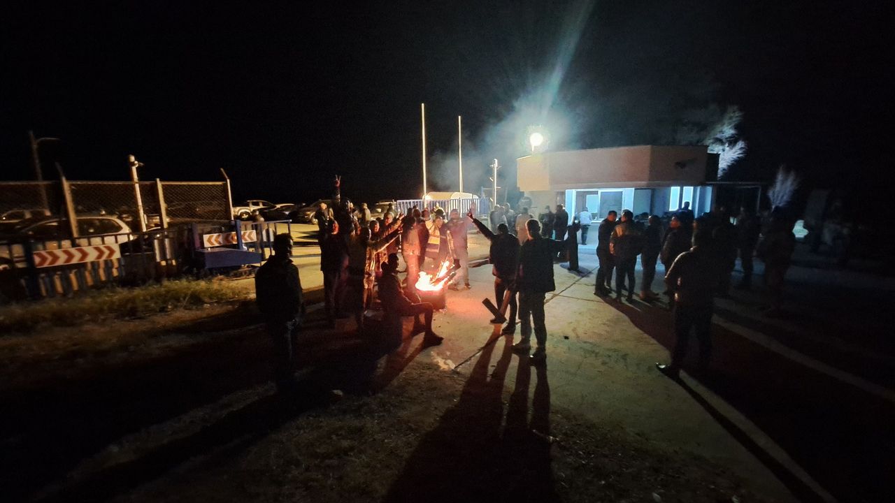 AKSA’dan bir ekip Teknecik’te… El-Sen üyeleri santrale toplandı, eylem ateşi yaktı