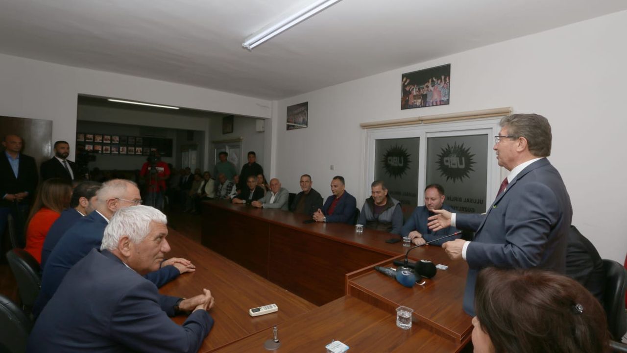 Başbakan Üstel  Girne,  Lefke ve Güzelyurt’ta partililerle bayramlaştı