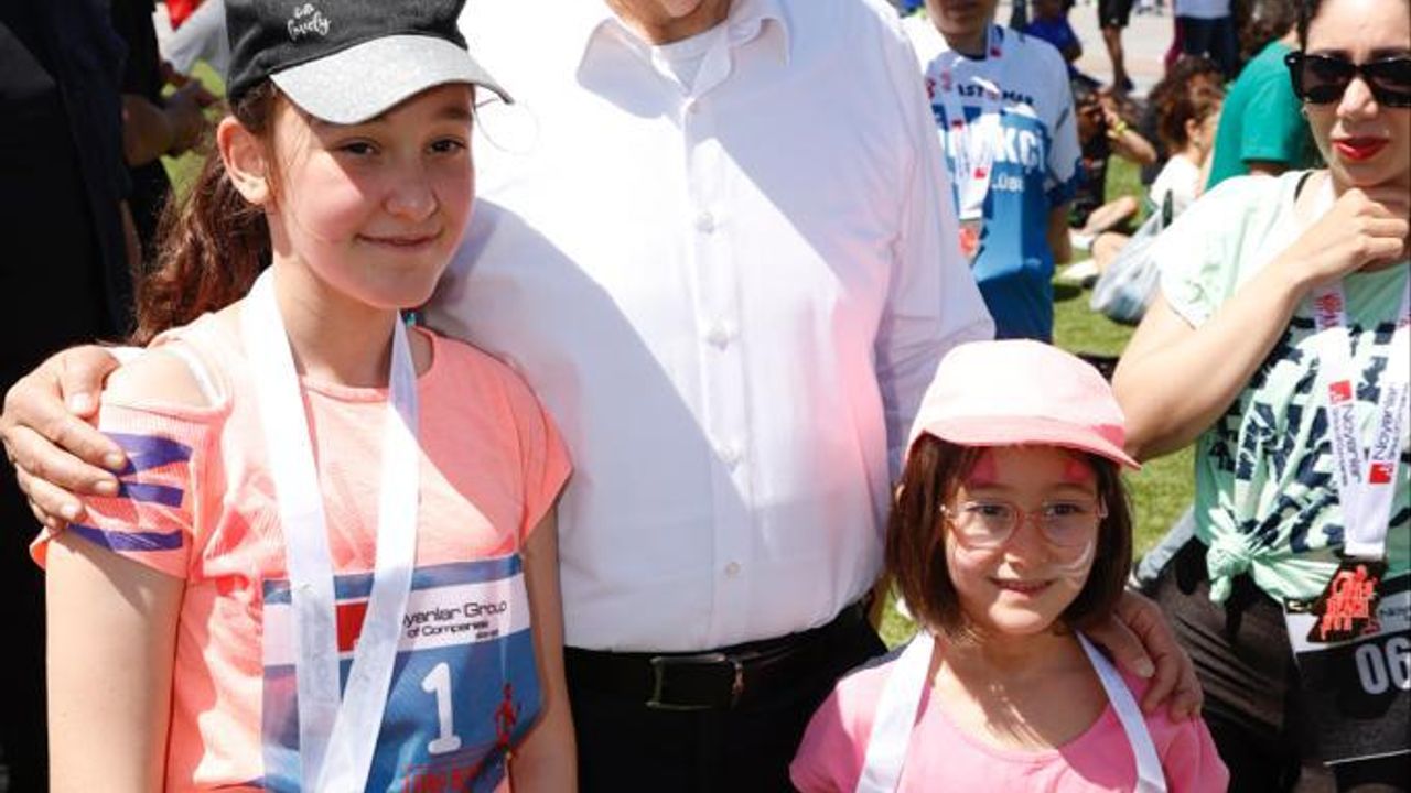 Tatar, Long Beach Maratonu Ödül Töreni’ne katılarak kazananlara ödüllerini verdi