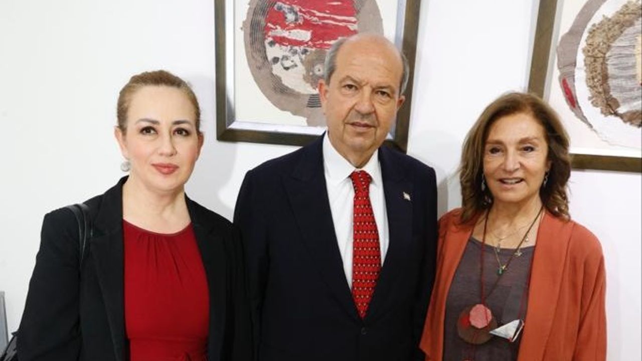 Cumhurbaşkanı Ersin Tatar Ve Eşi Sibel Tatar “Kâğıda Dokunuş” Adlı Serginin Açılışına Katıldı