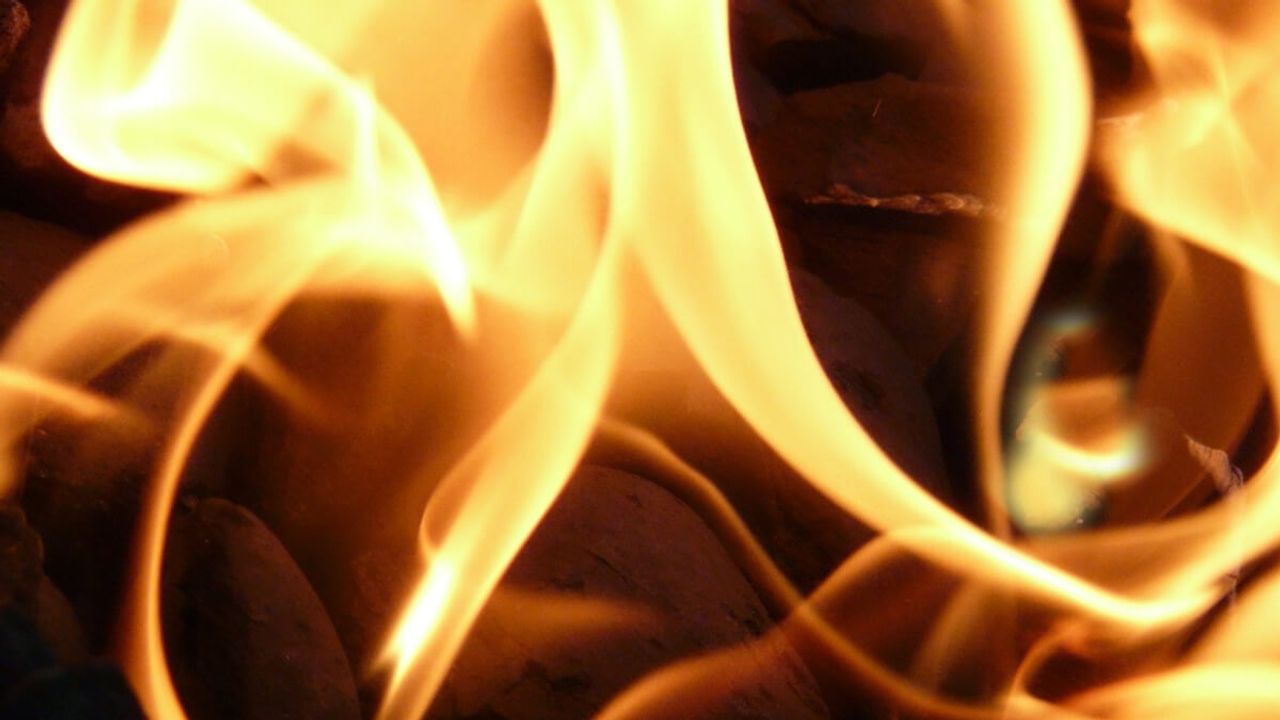 Zümrütköy’de bir evde elektrikli sobanın yere devrilmesi yangına yol açtı
