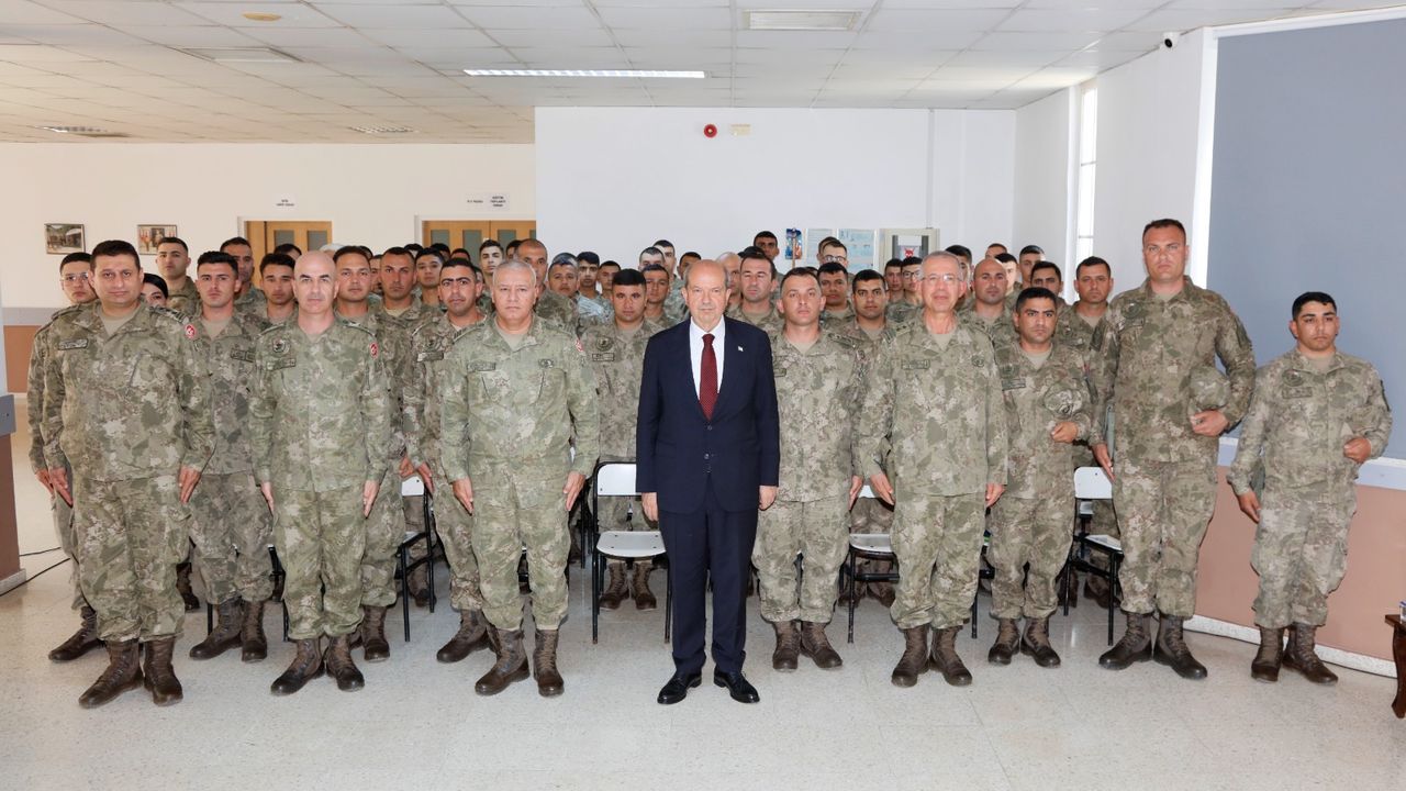 Cumhurbaşkanı Ersin Tatar, 1’inci Piyade Alay Komutanlığı’nda Mücahitlerle Bir Araya Geldi