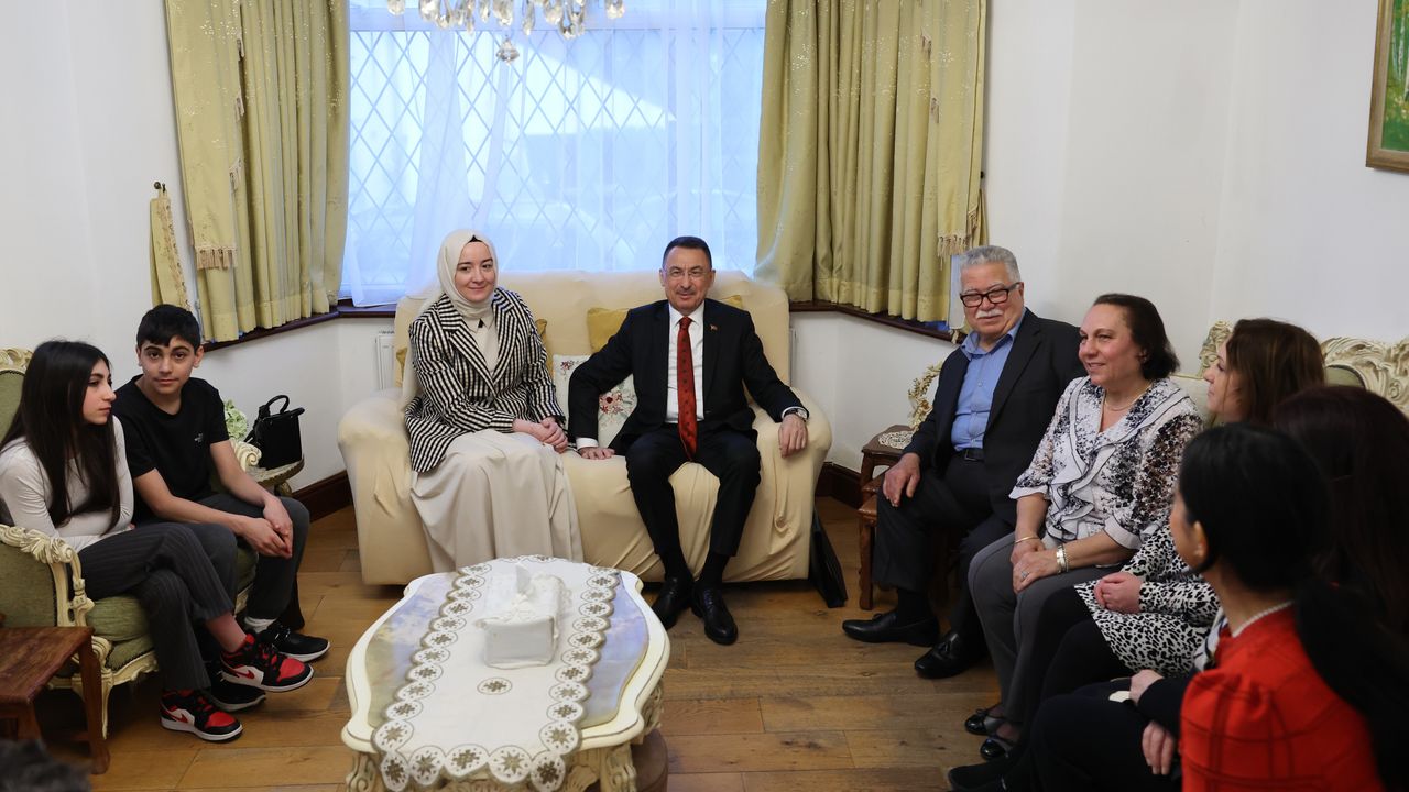 Cumhurbaşkanı Yardımcısı Oktay Ve Eşi Hümeyra Oktay, Londra'da Kıbrıs Türkü Aileye Misafir Oldu