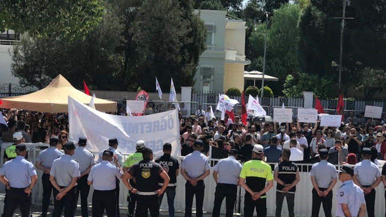 Öğretmenler Meclis önünde eylem yapıyor
