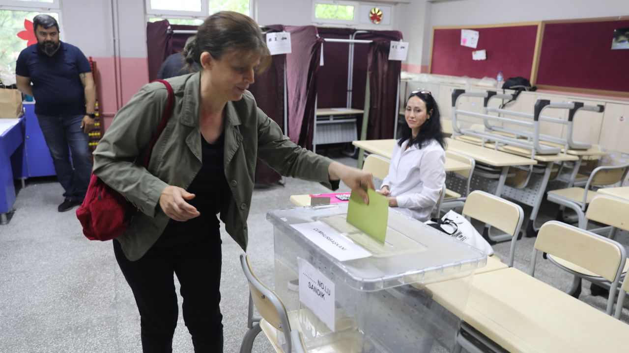 Türkiye, Cumhurbaşkanı Seçimi İkinci Tur Oylaması İçin Sandık Başında
