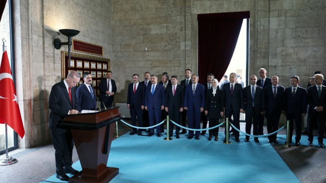 Cumhurbaşkanı Erdoğan, Yeni Cumhurbaşkanlığı Kabinesi Üyeleriyle Anıtkabir'i Ziyaret Etti