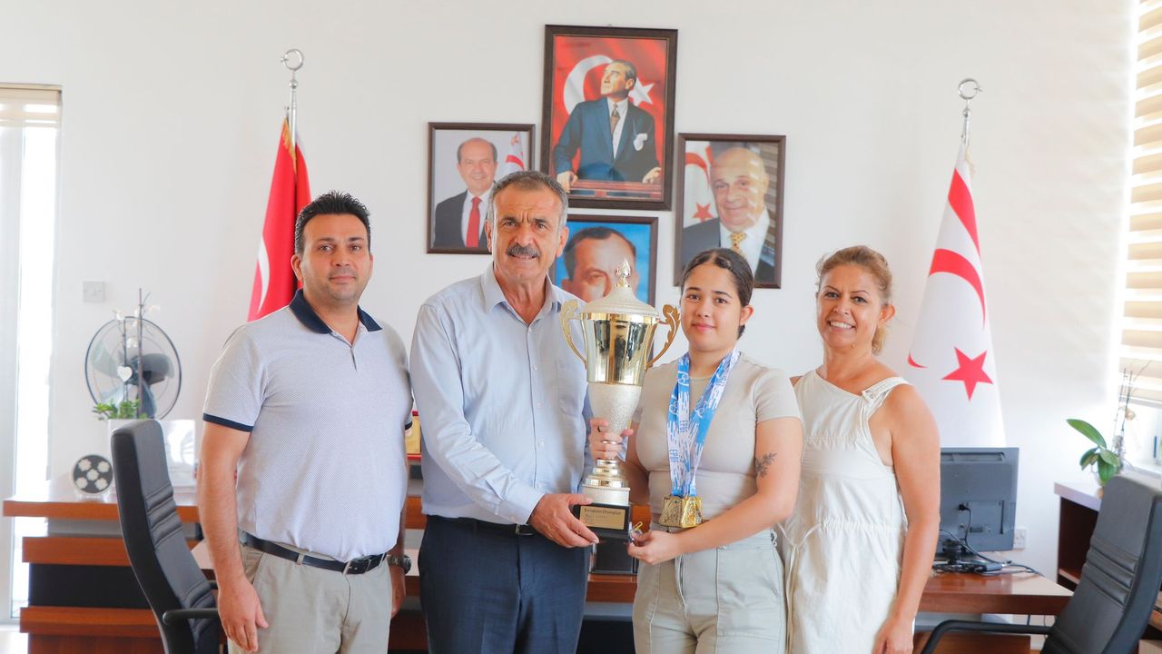 Avrupa Gençler Bilardo Şampiyonası’nda madalya kazanan Ghaffari Gazimağusa Belediyesi’ni ziyaret etti.