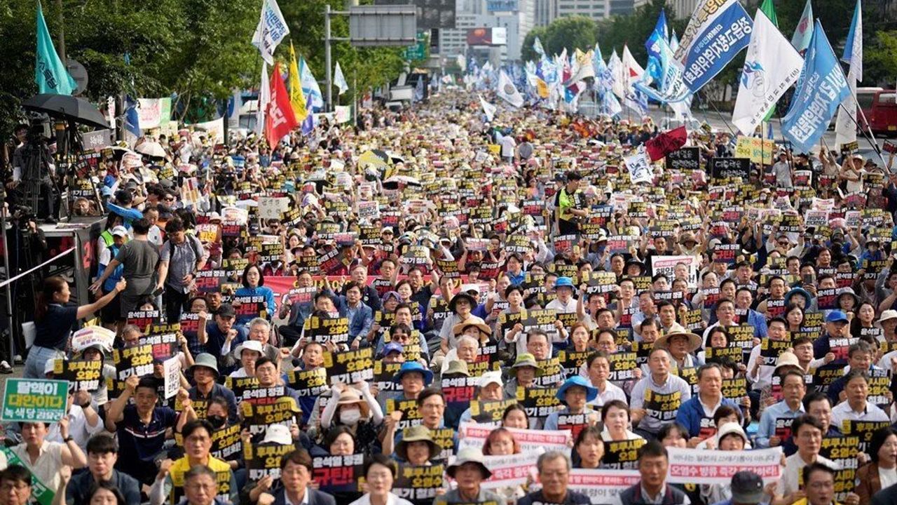 Güney Kore'de Binlerce Kişi, Fukuşima'daki Radyoaktif Suyun Tahliyesini Protesto Etti