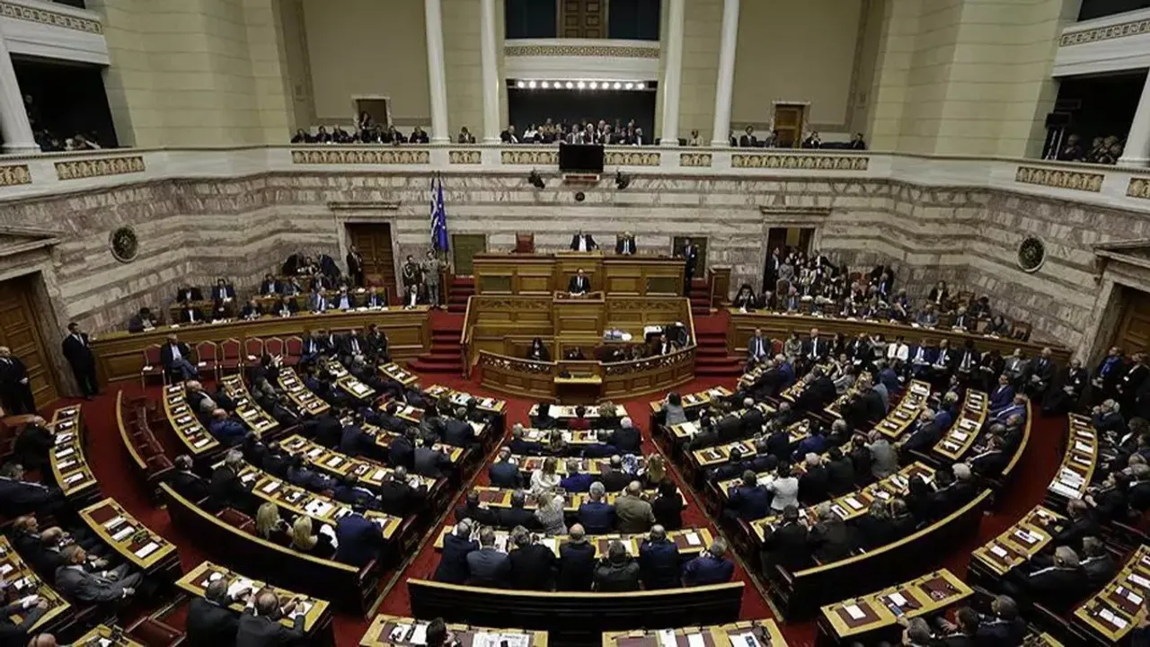 Yunanistan'da 3 milletvekili aşırı sağcı partinin Meclis Grubundan ihraç edildi