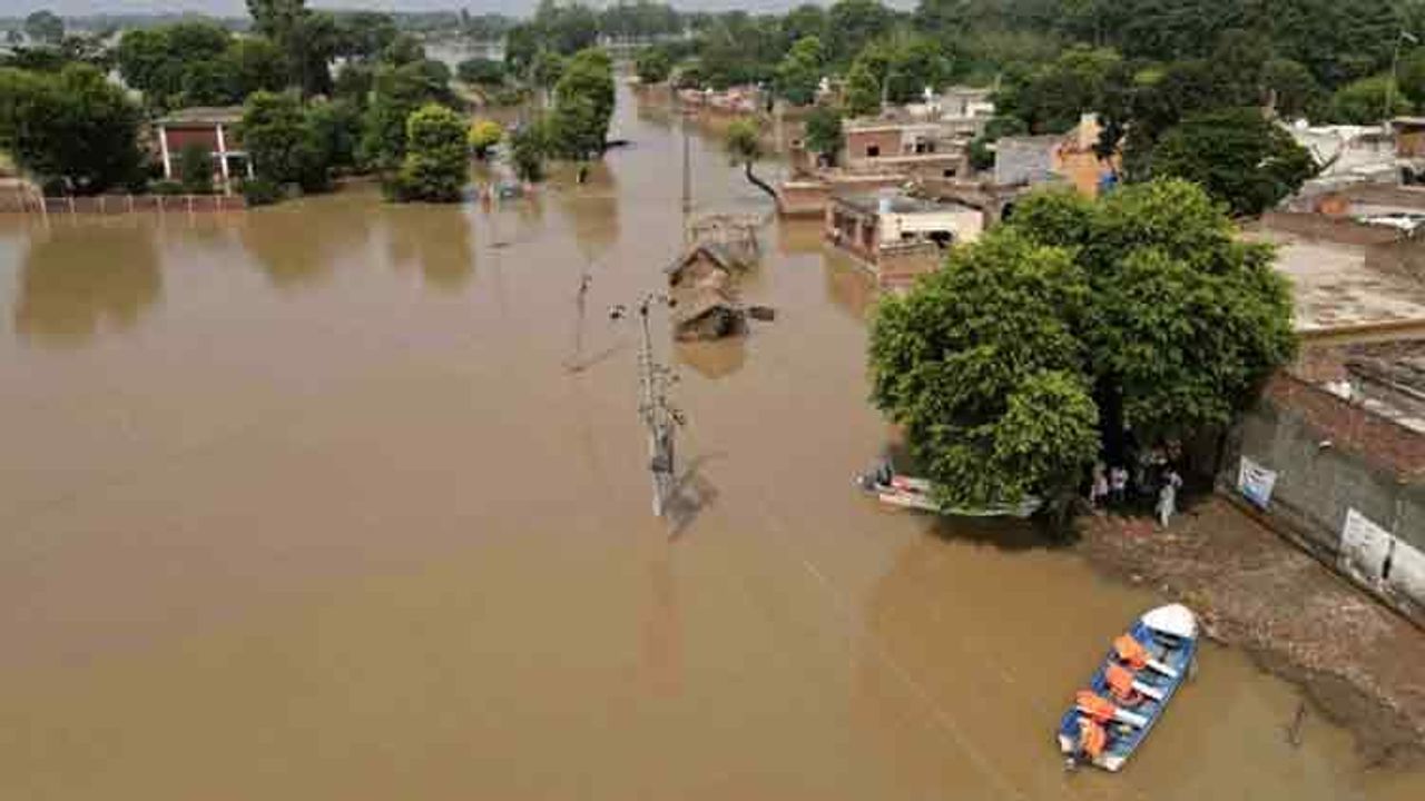 Pakistan'ın Kuzeyinde Sel Tehlikesi Nedeniyle 100 Binden Fazla Kişi Tahliye Edildi