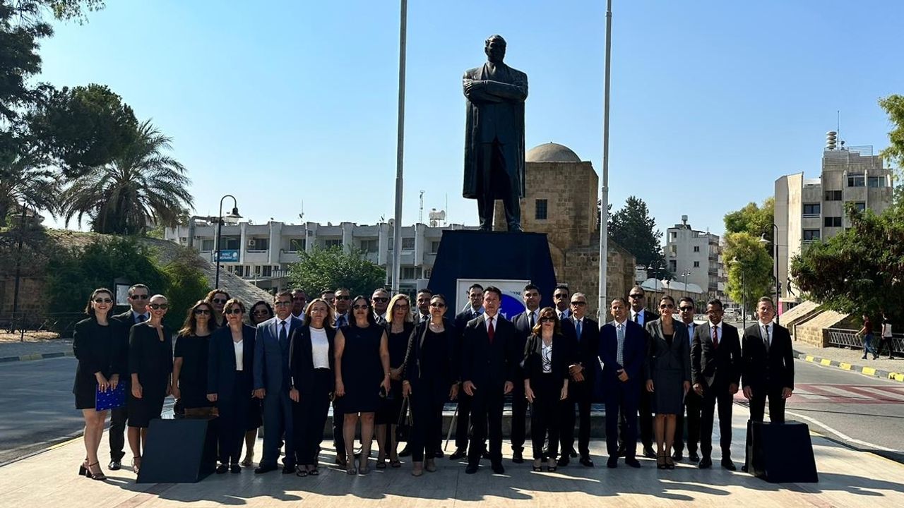 İş Bankası KKTC Ülke Müdürlüğü Atatürk Anıtı'na çelenk koydu