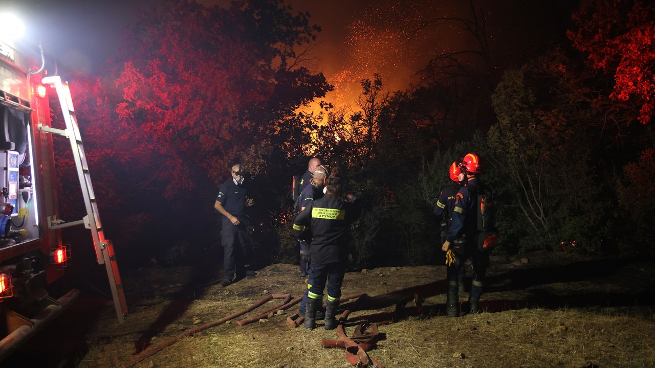 Yunanistan'da Yangınların 8'inci Gününde Tahliyeler Sürüyor